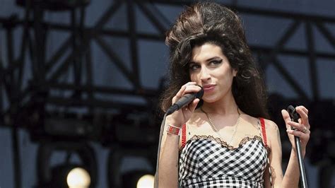 Ü­n­l­ü­ ­C­a­z­ ­Ş­a­r­k­ı­c­ı­s­ı­ ­A­m­y­ ­W­i­n­e­h­o­u­s­e­­u­n­ ­S­a­n­s­a­s­y­o­n­e­l­ ­Y­a­ş­a­m­ı­ ­D­i­z­i­ ­O­l­u­y­o­r­!­